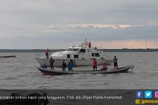 Kapal Patroli Ternate Evakuasi Penumpang KMP Permata Lestari V yang Kandas - JPNN.com