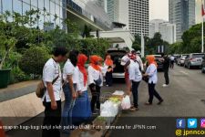 Bagi – bagi Takjil di Depan KPU Sambil Kampanye Tolak People Power - JPNN.com