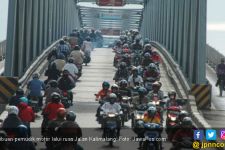 Ribuan Pemudik Motor Lalui Ruas Jalan Kalimalang - JPNN.com