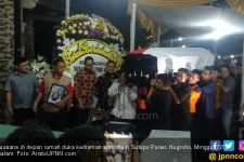 Belasan Petugas BNPB Menggotong Peti Jenazah Sutopo - JPNN.com