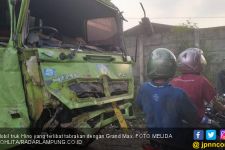 Sopir Hilang Kendali, Grand Max Hantam Truk Hino, Satu Orang Tewas - JPNN.com