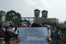 Polda Jatim Bantah Keterlibatan Polisi dalam Pemasangan Baliho Prabowo Gibran - JPNN.com Jatim