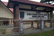 Gedung DPRD Hangus Dibakar Massa, Pelantikan Anggota Dewan di Lapangan - JPNN.com