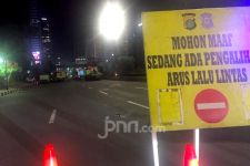 Polisi Alihkan Arus Lalin di Sekitar Gedung Roboh - JPNN.com