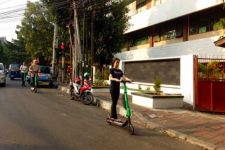 Anak Buah Anies Bersikeras Larang Skuter Listrik Melintas di Trotoar - JPNN.com