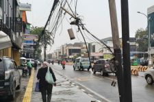 Berbahaya! Banyak Tiang Listrik Bengkok di Jakarta, Kabelnya Menjuntai ke Mana-Mana - JPNN.com