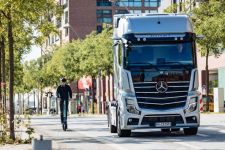 Truk Mercedes Benz Actros Kian Ramah di Jalan Raya - JPNN.com