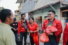 Dapur Solidaritas PSI Salurkan Makanan kepada Korban Banjir Jakarta - JPNN.com