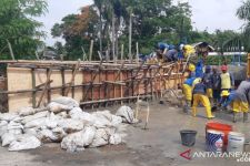 Anak Buah Anies Tuduh Warga Menjebol Tanggul di Jakarta Barat - JPNN.com