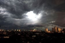 Cuaca Sumbar Hari Ini: Pertumbuhan Awan Hujan Memanjang di Langit Sumbar - JPNN.com Sumbar