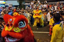 Atraksi Dua Barongsai Hibur Masyarakat Pada Malam Imlek - JPNN.com