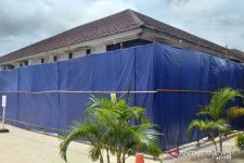 Gedung Isolasi Pasien Corona Sampai Ditutupi Terpal - JPNN.com