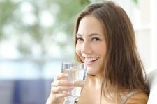 4 Manfaat Rutin Minum Air Hangat Setiap Pagi, Wanita Pasti Suka - JPNN.com Jabar