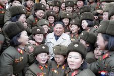 Pimpin Latihan Militer, Kim Jong Un Pamerkan Rudal Ganda Superbesar - JPNN.com