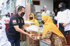 Ketua MPR RI Berikan Bantuan Buat Ustazah dan Anak Yatim - JPNN.com