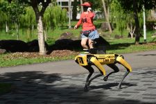 Singapura Gunakan Robot Anjing untuk Ingatkan Warganya Agar Jaga Jarak - JPNN.com