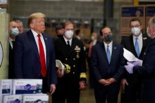 Demi Penampilan, Trump Ogah Pakai Masker - JPNN.com