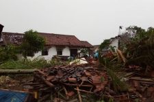 Akibat Angin Kencang 21 Rumah di Depok Porak-Poranda  - JPNN.com Jabar