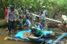 Heboh Ladang Emas Ditemukan di Sungai, Warga Langsung Berdatangan Mendulang, Lihat nih - JPNN.com