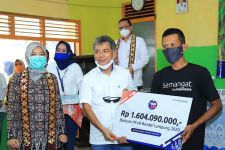 Dirut BRI Serahkan Bantuan Senilai Rp1,6 Miliar Kepada Kelompok Tani - JPNN.com