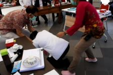 Mendengar Keluhan Dokter, Risma Sujud Dua Kali - JPNN.com