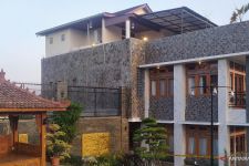 Punya Piutang Pajak di Atas Tiga Tahun, Bapenda Pasang Plang Teguran di Sejumlah Rumah Mewah di Kota Bogor - JPNN.com Jabar