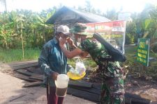 Cegah Penularan Covid-19, Satgas TMMD Bagikan Masker Kepada Masyarakat di Pulau Hanaut - JPNN.com