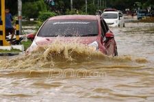 5 Cara Aman Mengendarai Mobil saat Melewati Genangan Air - JPNN.com