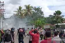 Bendera Bintang Kejora Berkibar di Tengah Ratusan Massa, Anggota Brimob jadi Korban - JPNN.com