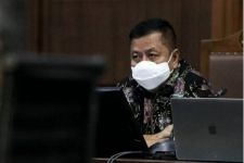 Sambil Menangis, Tommy Minta Hakim Meringankan Hukuman - JPNN.com