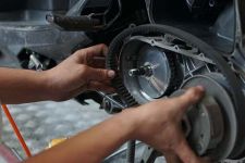 Pengendara Motor Matik Wajib Tahu 3 Komponen Utama Ini - JPNN.com