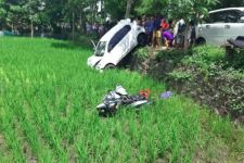 Kecelakaan Maut, Mobil dan Sepeda Motor Terjun ke Sawah, Satu Nyawa Melayang - JPNN.com