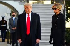 Jangan Iri ya, Melania Trump Jinjing Tas Seharga Rp 701 Juta Tinggalkan Gedung Putih - JPNN.com