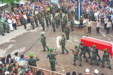 Kelapa Jatuh 5 Hari Sebelum Pratu Dedi Hamdani Gugur di Intan Jaya - JPNN.com