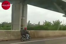 Viral Video Pemotor Masuk Tol Japek, Polisi Bilang Begini - JPNN.com