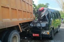 Hantam Truk Tronton, Mobil Tahanan Kejari Waykanan Remuk Begini - JPNN.com