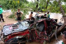 Mujiburahman Naik Mobil ke Sawah, Tiba-Tiba Air Bah Datang, Innalillahi - JPNN.com