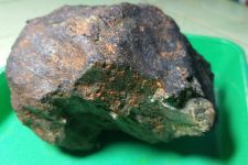 Batu Meteorit yang Jatuh Menimpa Rumah Warga Lamteng Terjual dengan Harga Fantastis - JPNN.com