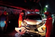 Sopir Hilang Kendali, Mobil Xpander Tabrak Pohon, Lihat Nih Kondisinya - JPNN.com