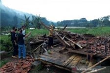Angin Kencang Menerjang Pantai Selatan, Puluhan Gazebo Rusak Parah - JPNN.com Jogja
