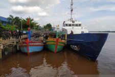 Mencuri Cumi-Cumi di Laut Natuna, 5 Kapal Asing serta 20 ABK Diamankan KKP - JPNN.com