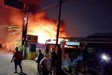 Gudang Mebel dan Dua Kendaraan di Cakung Ludes Terbakar, Diduga Karena Petasan - JPNN.com