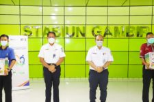 KAI Beri Bantuan Rp328 Juta untuk Para Porter di 12 Stasiun - JPNN.com