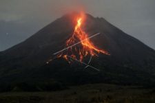 15 Kali Gunung Merapi Muntahkan Guguran Lava Pijar, Siaga - JPNN.com