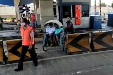 Cerita Pemudik Kayuh Becak Masuk Tol Surabaya-Gresik - JPNN.com