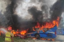 1 Bus dan 2 Mobil Terbakar di Mampang - JPNN.com