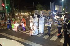 Pocong Jadi-jadian Muncul di Sejumlah Persimpangan Jalan Sidoarjo - JPNN.com Jatim