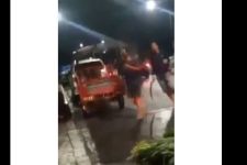 Viral Aksi Tawuran di Pasar Keputran Surabaya Malah Bubar Gara-gara Jadi Tontonan Warga - JPNN.com Jatim