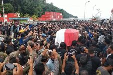 Jenazah Wakil Bupati Sangihe Diturunkan dari Kapal, Lihat Apa yang Terjadi - JPNN.com