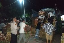 Truk Membawa Makanan Ringan Bikin Polisi Curiga, Dibongkar, Astaga! - JPNN.com